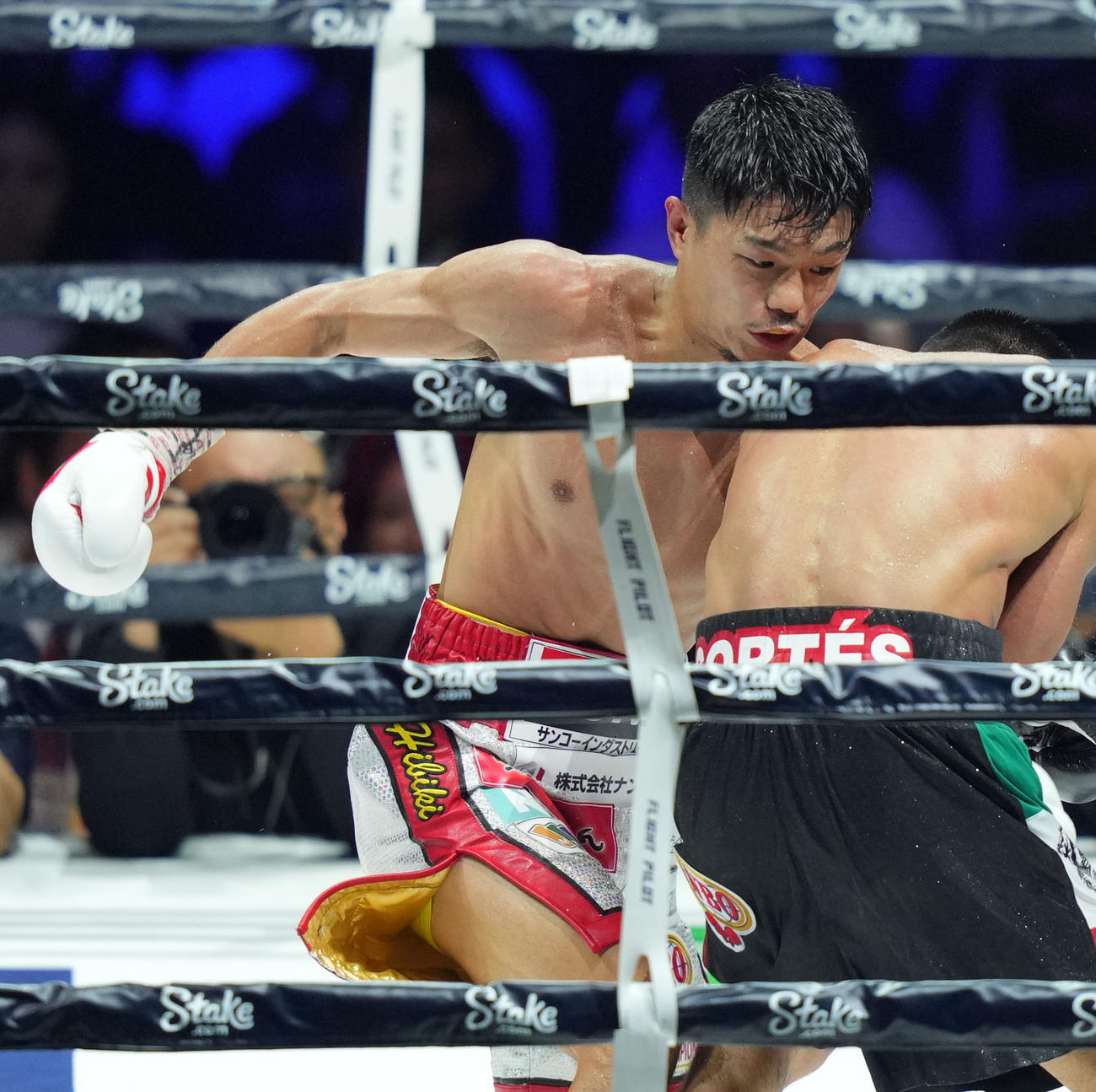 9回、ボディーブローでダウンを奪う中谷（左）（撮影・横山健太）