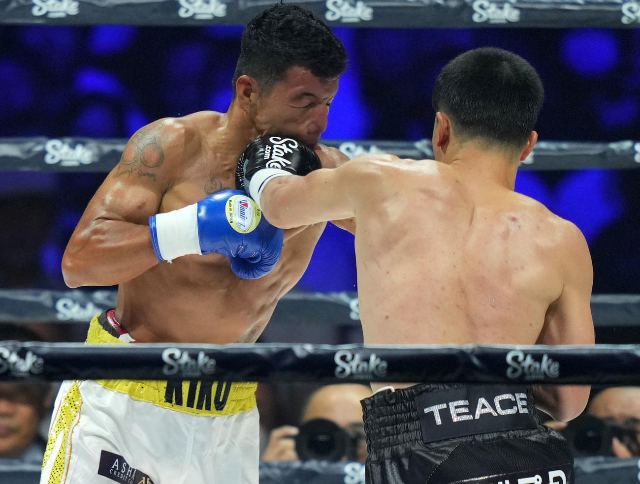 1回、左のカウンターでグスマン（左）からダウンを奪う那須川（撮影・横山健太）