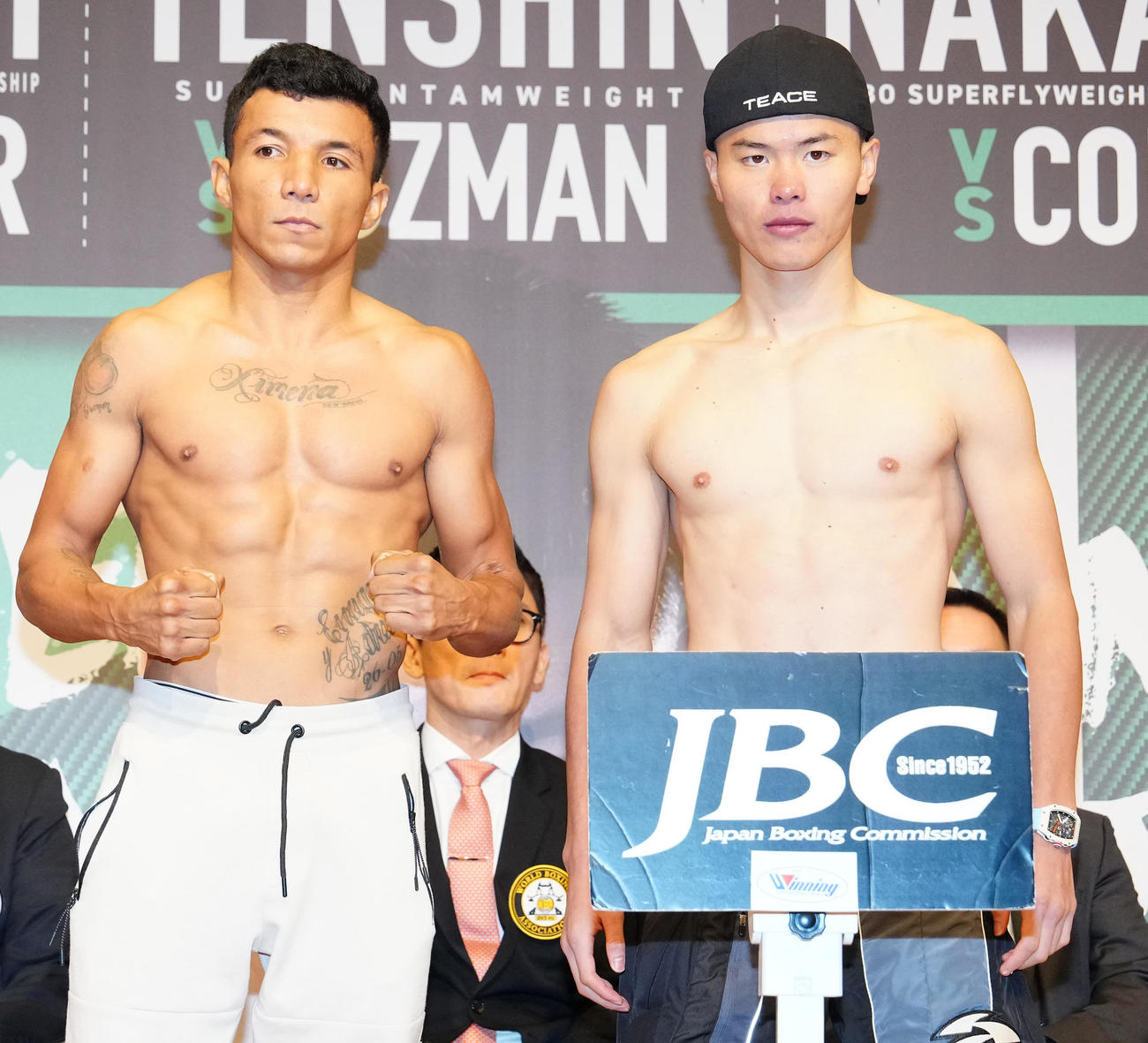 前日計量をパスし、対戦相手のグスマン（左）と写真に納まる那須川（2023年9月17日撮影）