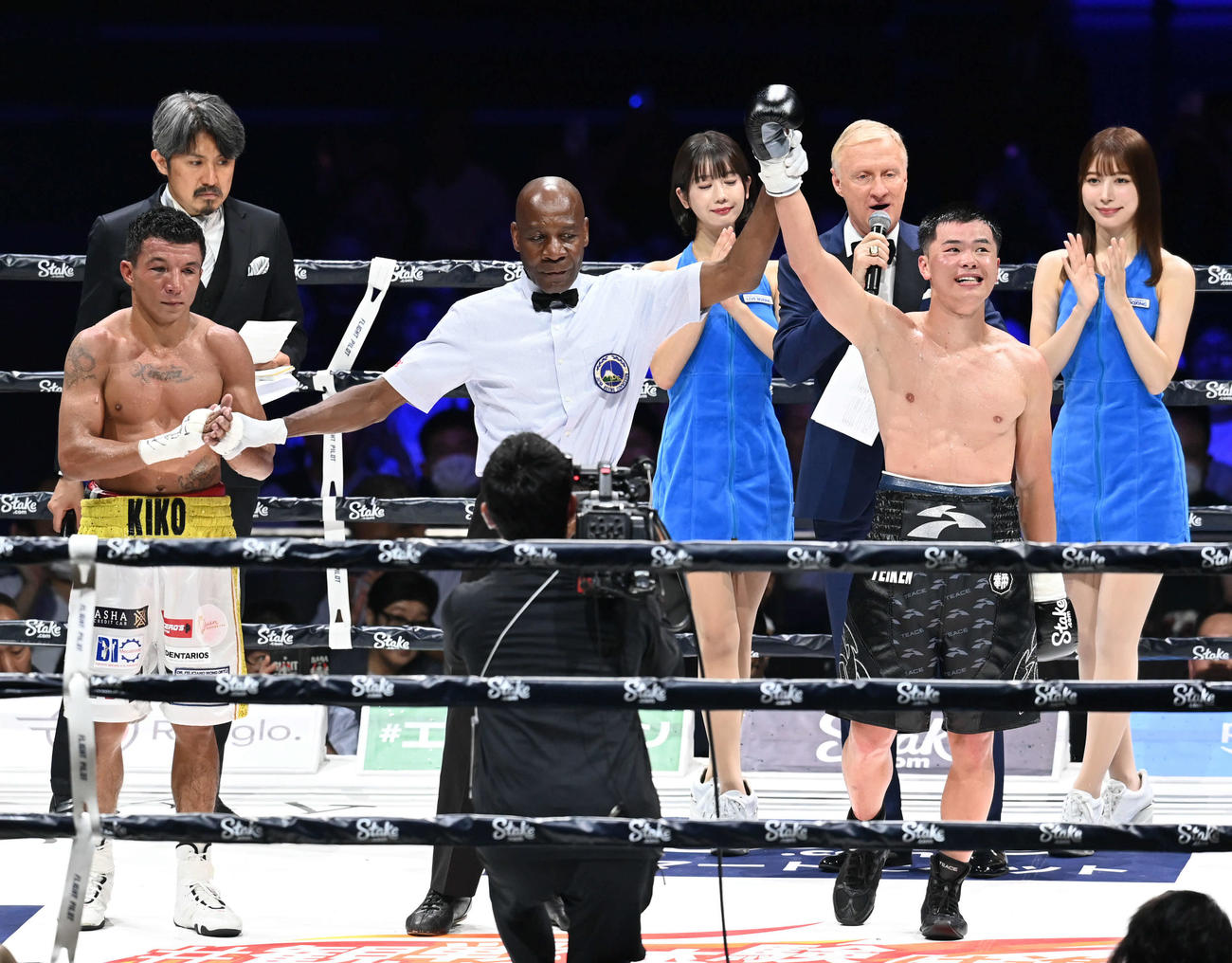 判定勝ちした那須川（手前右）は勝ち名乗りを受ける。手前左はグスマン（撮影・山崎安昭）