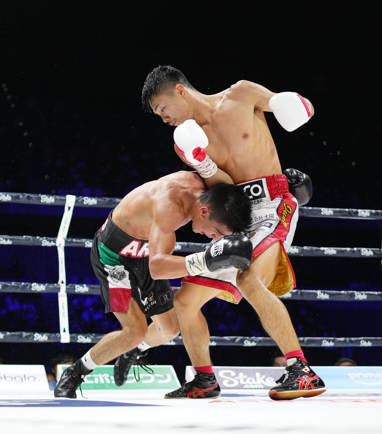 9回、コルテス（左）からダウンを奪う中谷（撮影・江口和貴）