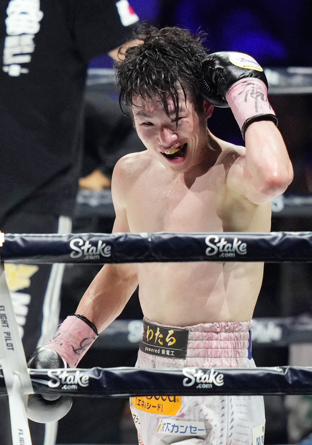 防衛に成功し笑顔を見せる寺地（撮影・横山健太）