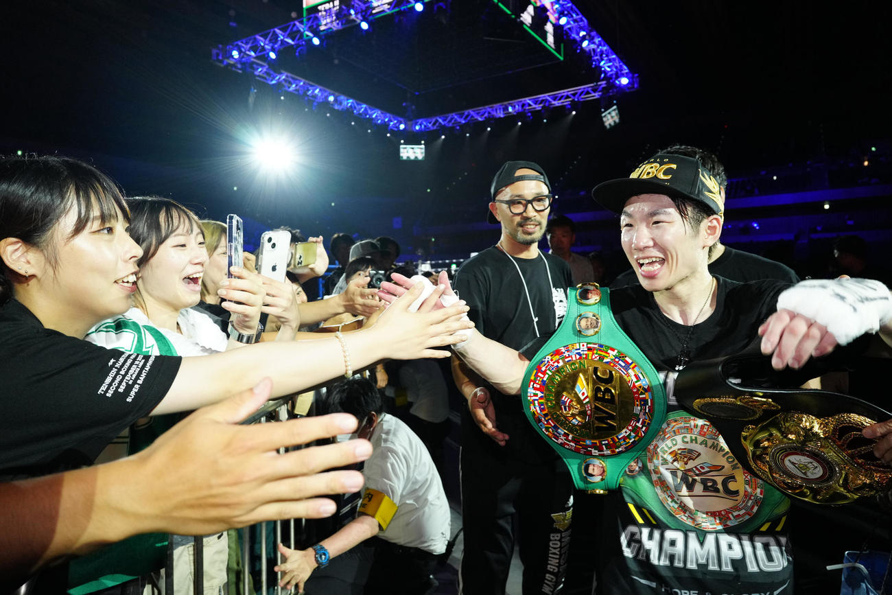 試合後、観客とタッチを交わす寺地（右端）（撮影・江口和貴）