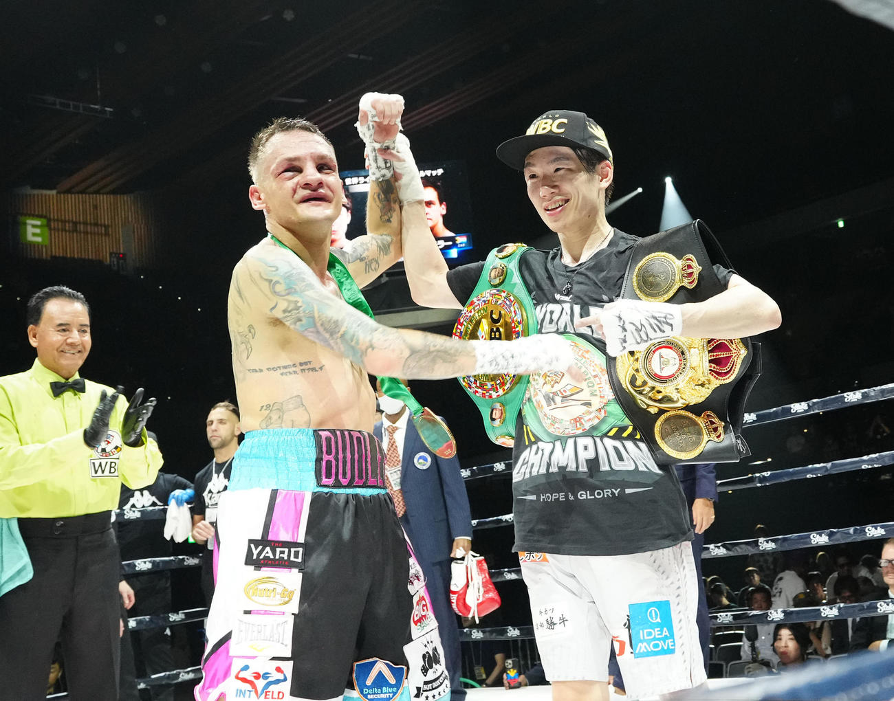 防衛し、対戦相手のブドラー（左）から祝福される寺地（撮影・江口和貴）