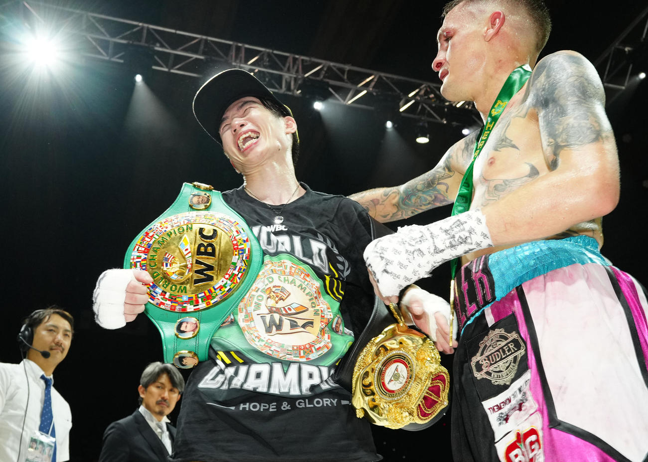 防衛し、対戦相手のブドラー（右）から祝福される寺地（撮影・江口和貴）