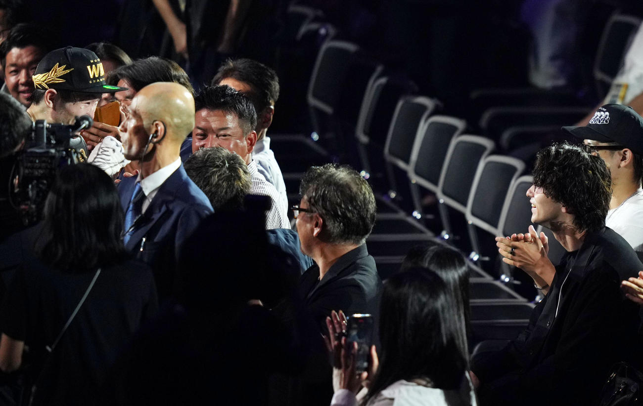 試合を終え、観戦に訪れていた横浜流星（右）とあいさつを交わす寺地（左）（撮影・横山健太）