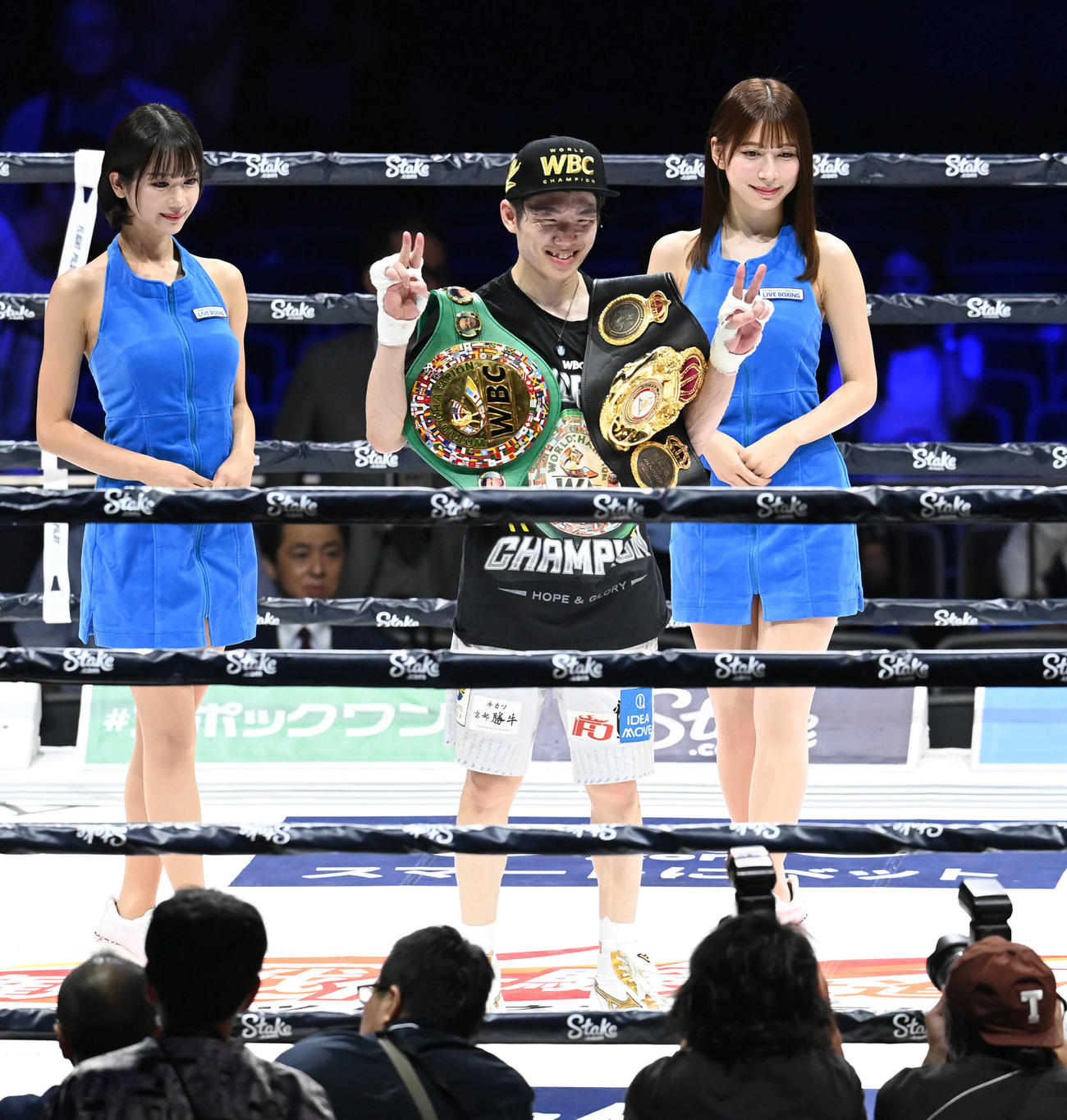 防衛に成功した寺地は笑顔を見せる。左は新唯、右は雪平莉左（撮影・山崎安昭）