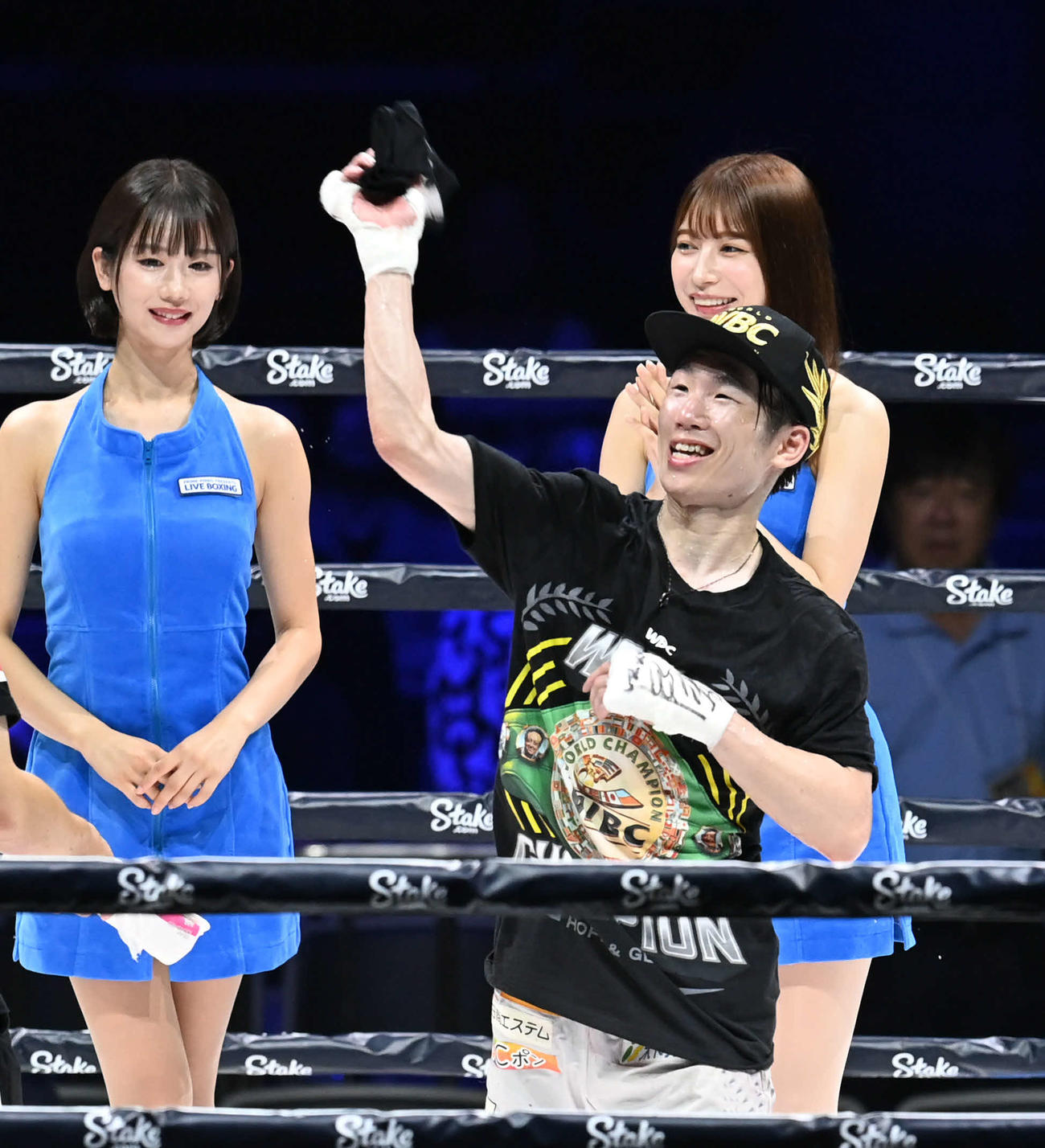 防衛に成功した寺地は客席にTシャツを投げ入れる。左は新唯、右は雪平莉左（撮影・山崎安昭）