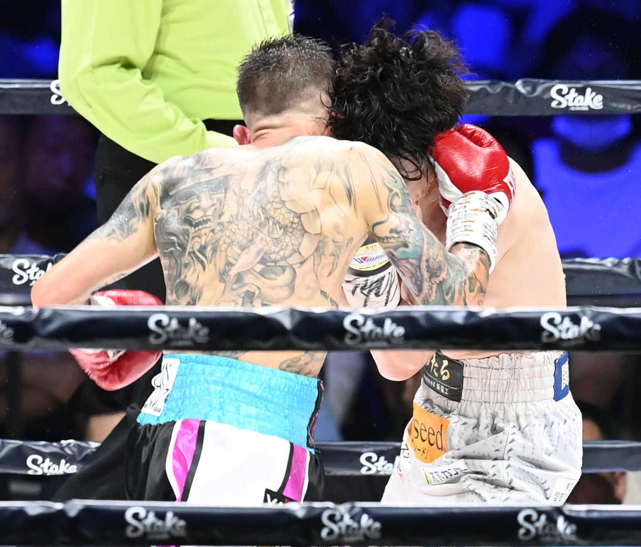 5回、寺地（右）はブドラーと頭をぶつける（撮影・山崎安昭）