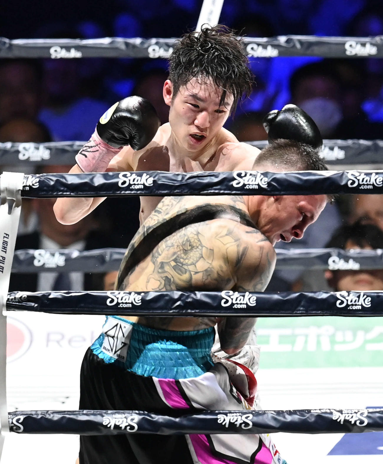 9回、寺地はブドラーにパンチを打ち込みTKO勝ち（撮影・山崎安昭）