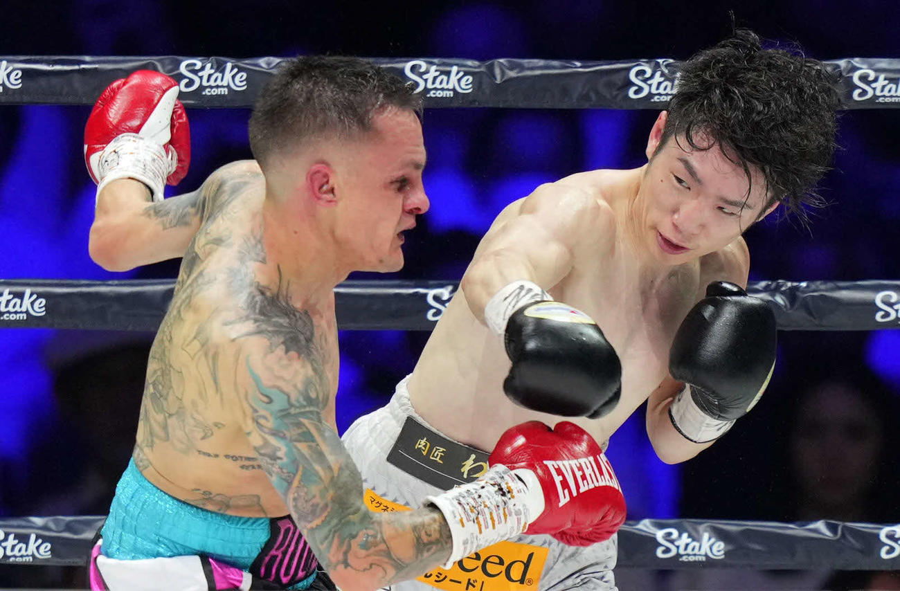 3回、ブドラー（左）に右ストレートを放つ寺地（撮影・横山健太）