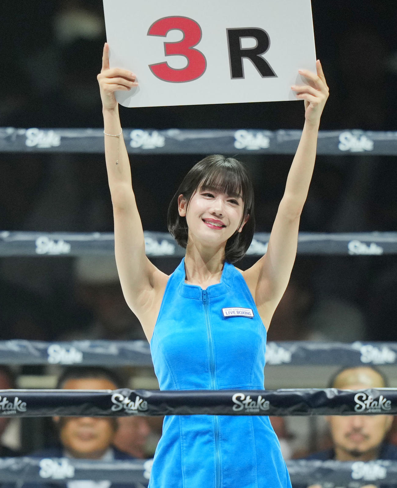 ラウンドガールを務める新唯（撮影・横山健太）