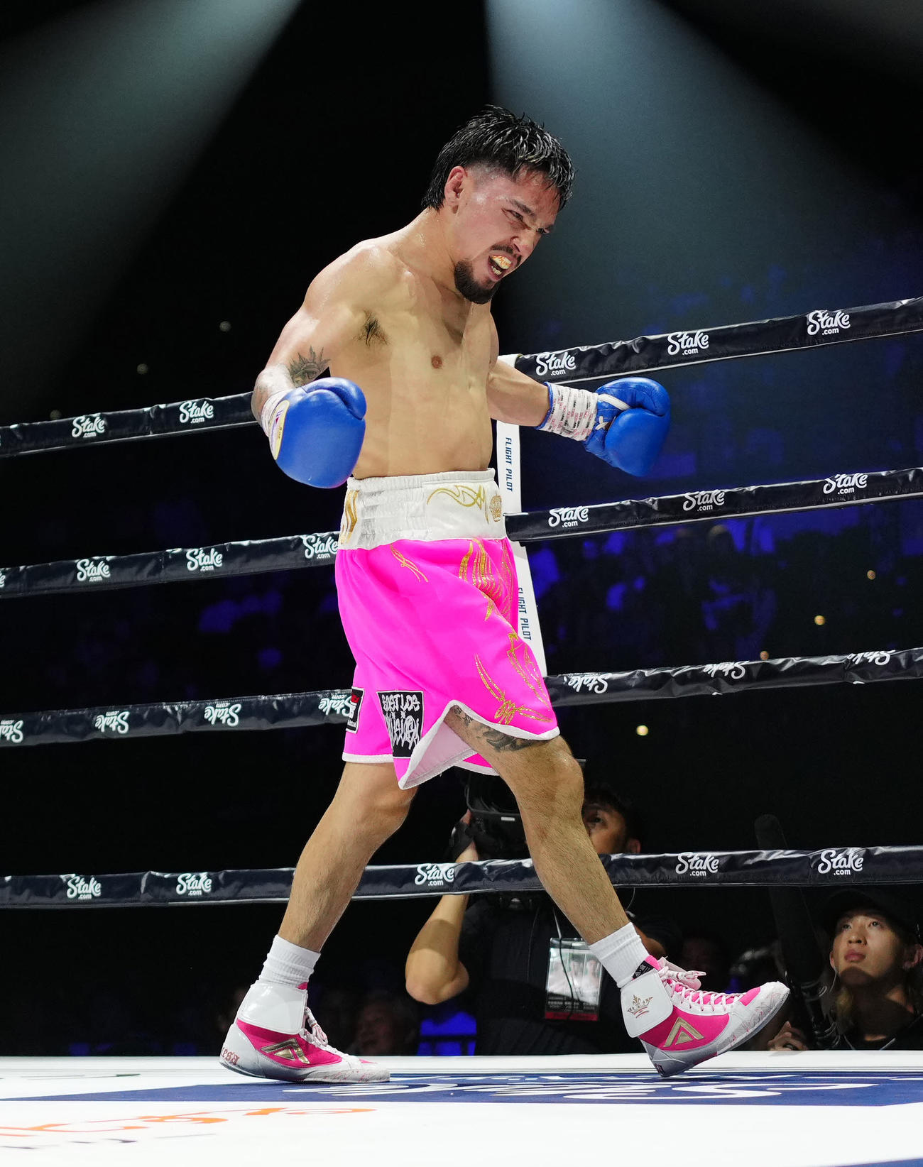 7回、マグラモ（右）にTKO勝ちしたオラスクアガ（撮影・江口和貴）