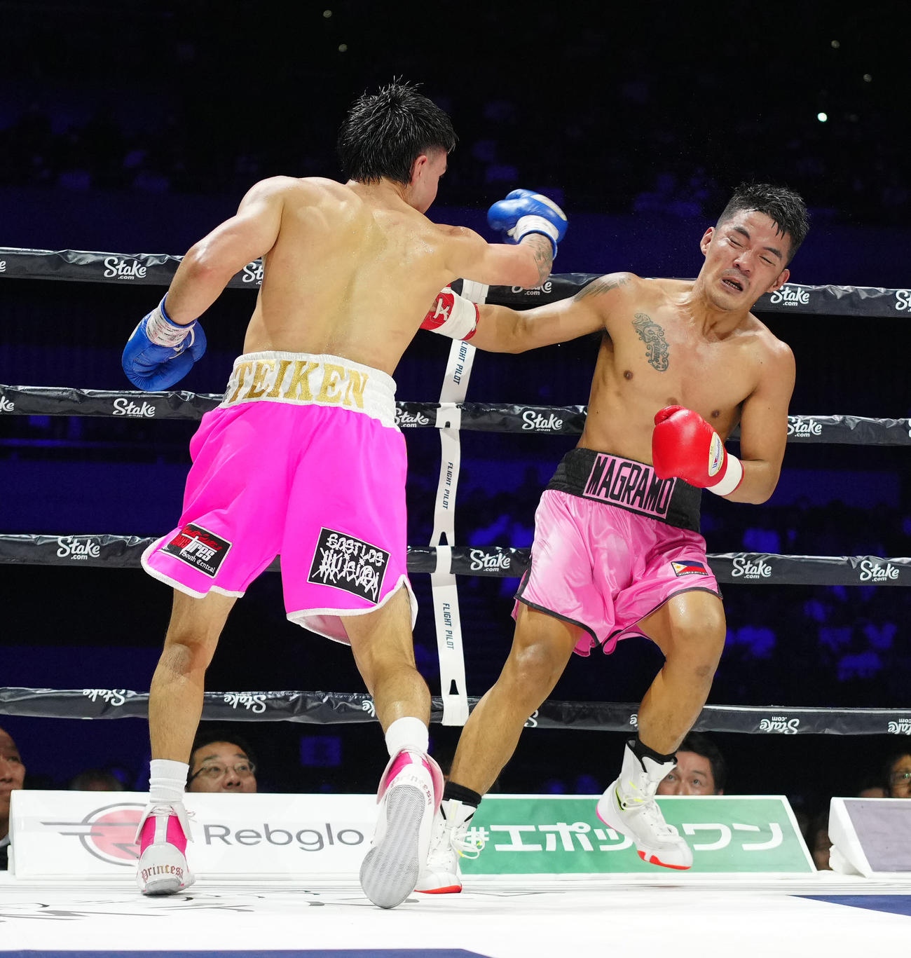7回、マグラモ（右）にTKO勝ちするオラスクアガ（撮影・江口和貴）