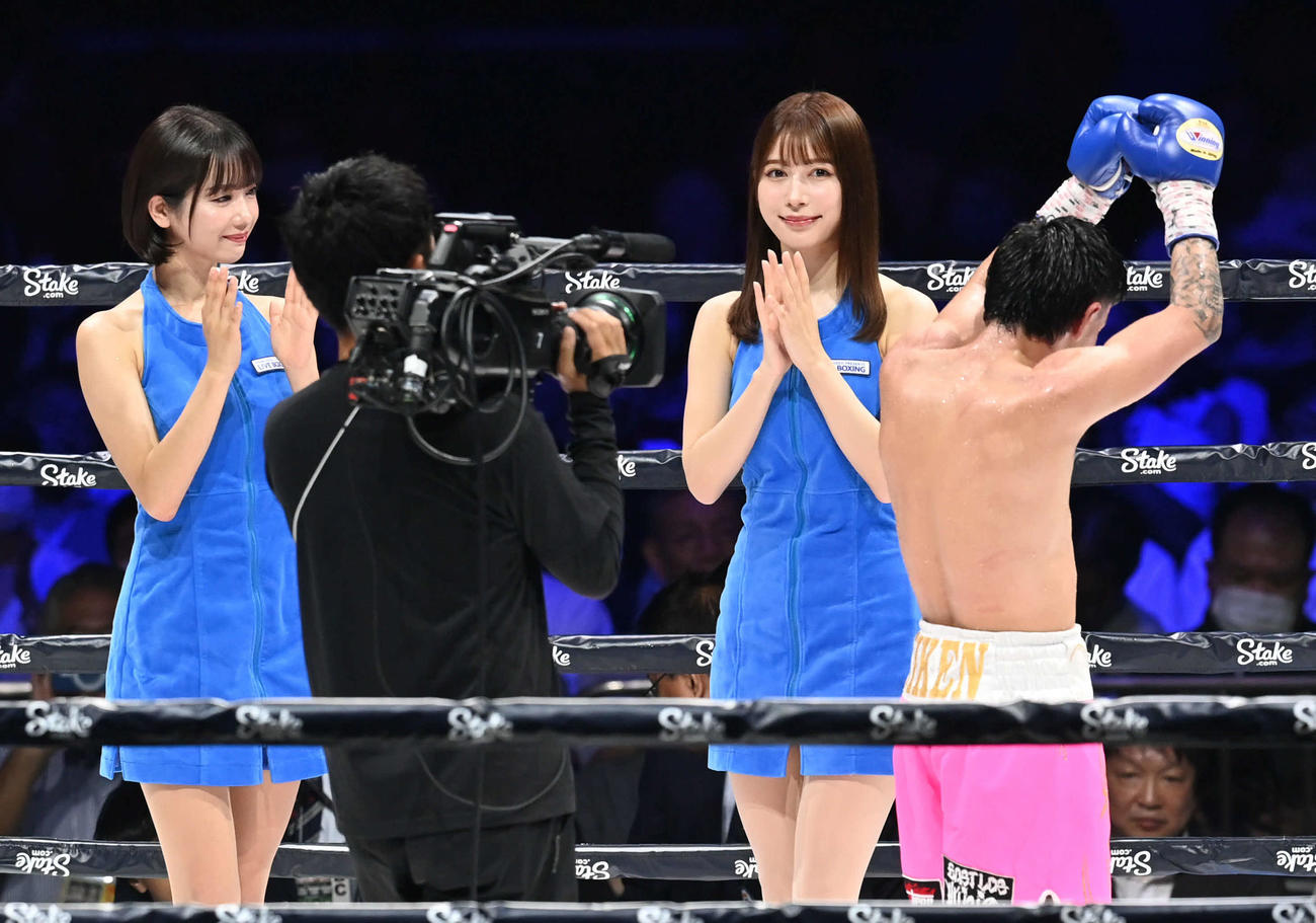 TKO勝ちしたラスクアガ（右）を祝福する新唯（左）と雪平莉左（撮影・山崎安昭）