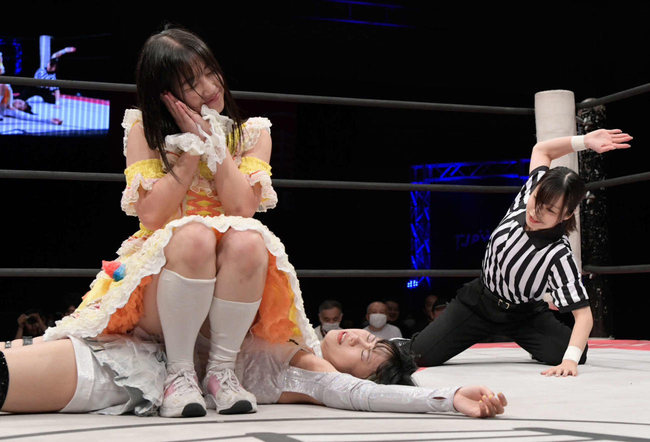 東京女子プロレス名古屋大会　らくが辰巳リカを押さえ込み、カウントするSKE48青木詩織（東京女子プロレス提供）