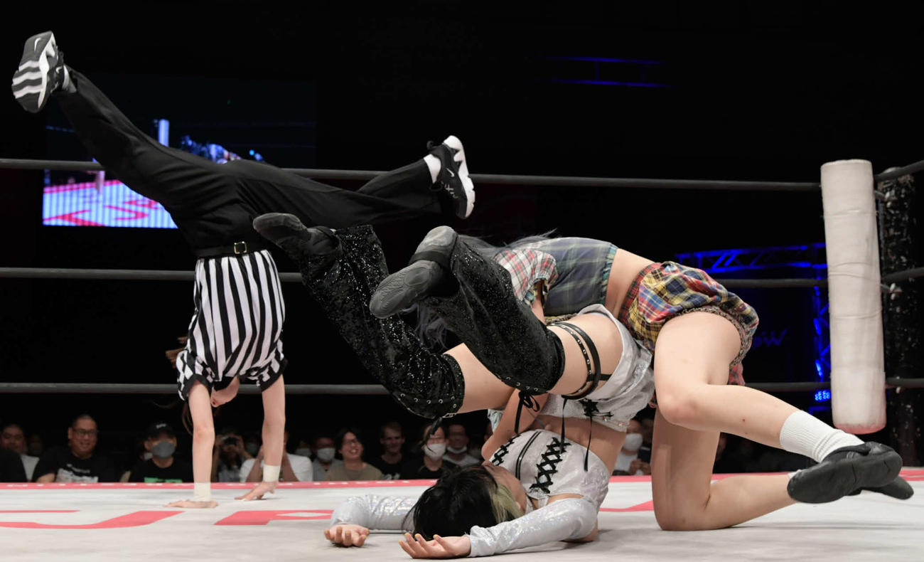 東京女子プロレス名古屋大会　原宿ぽむ（右）が辰巳リカを丸め込むと、距離を詰めるために側転してからカウントに向かうSKE48青木詩織。（東京女子プロレス提供）