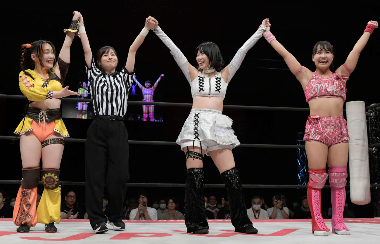 東京女子プロレス名古屋大会　勝利チームの手を取るSKE48青木詩織（左から2番目）。左からHIMAWARI、1人おいて辰巳リカ、渡辺未詩。（東京女子プロレス提供）