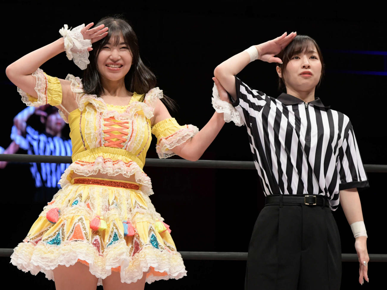 東京女子プロレス名古屋大会　らく（左）とポーズを取るSKE48青木詩織（東京女子プロレス提供）