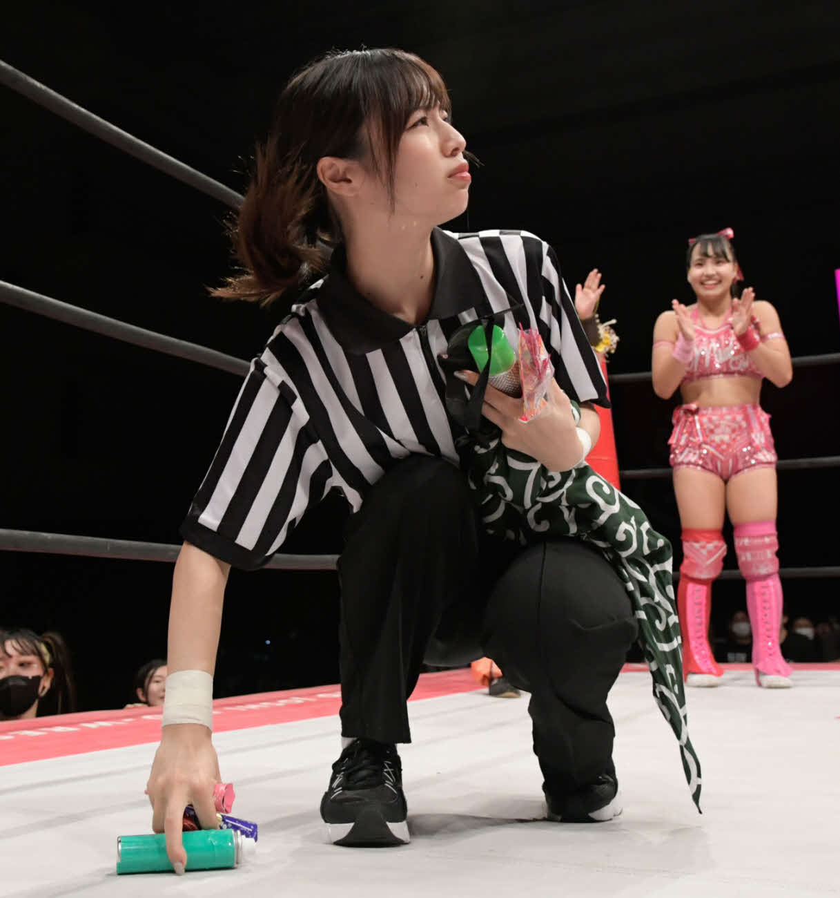 東京女子プロレス名古屋大会　スプレーを片付けるSKE48青木詩織（東京女子プロレス提供）
