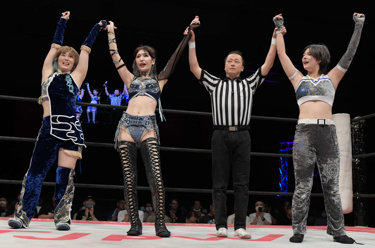 東京女子プロレス名古屋大会　勝利した左から、桐生真弥、上福ゆき、1人おいて凍雅（東京女子プロレス提供）