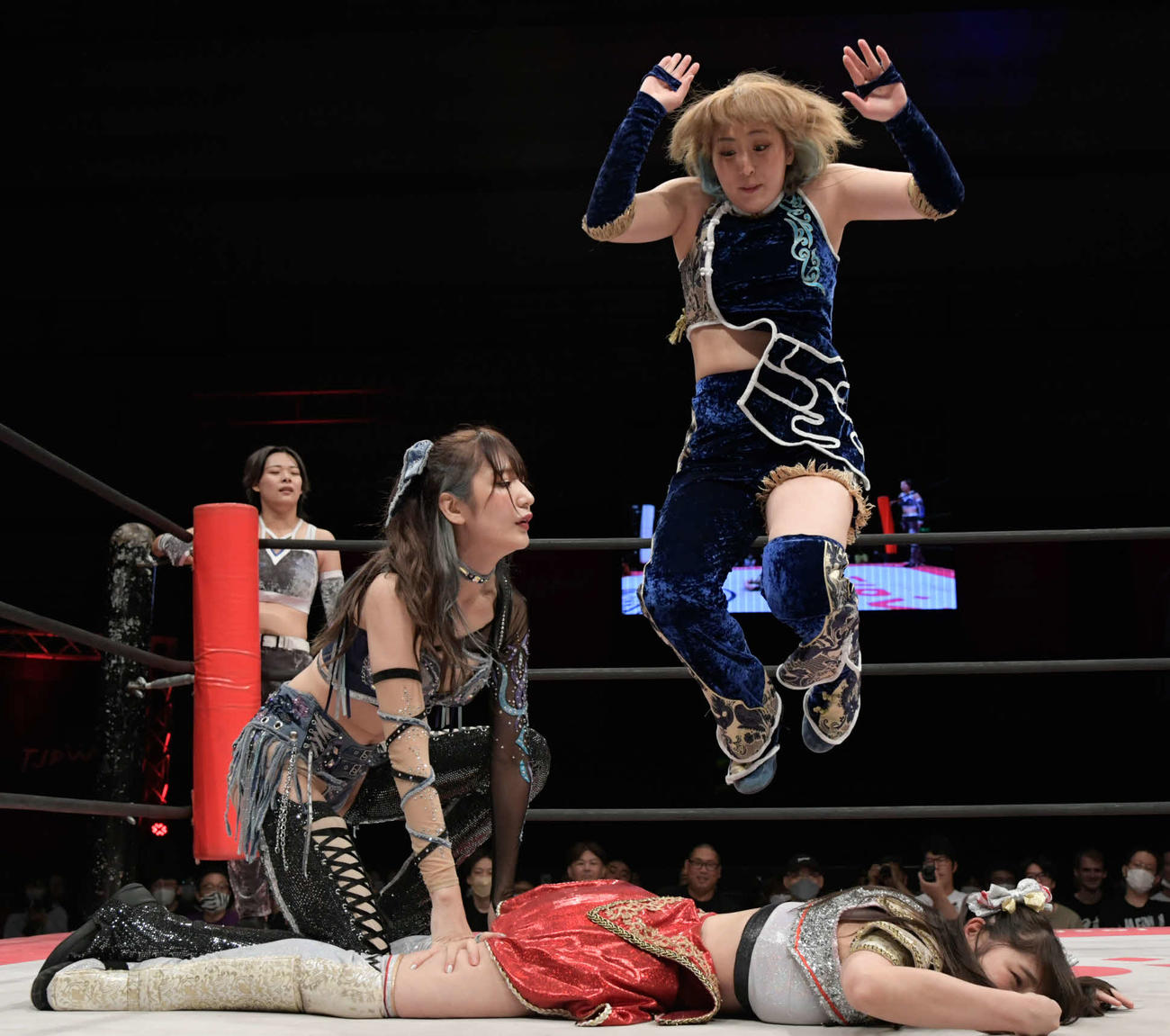 東京女子プロレス名古屋大会　倒れている上原わかなに攻撃を仕掛ける桐生真弥。左は上福ゆき（東京女子プロレス提供）
