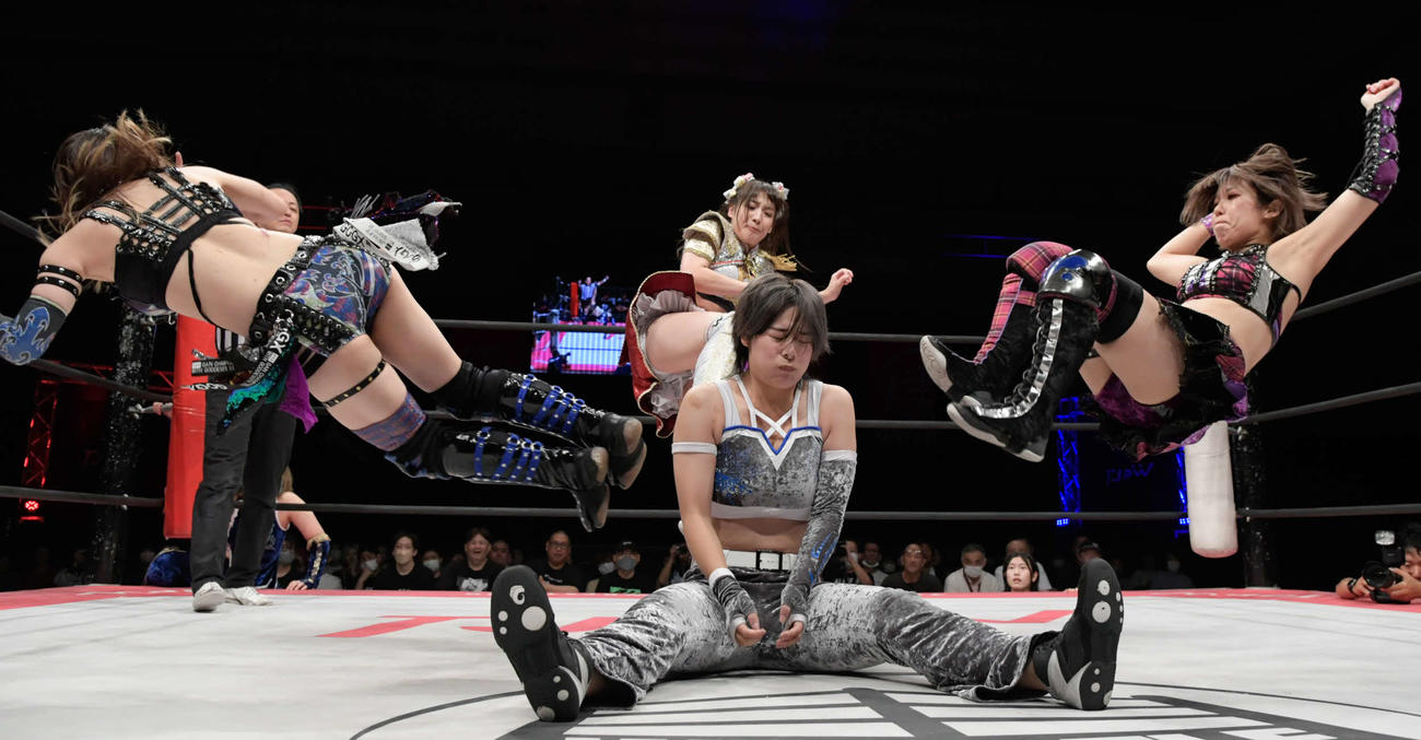 東京女子プロレス名古屋大会　凍雅（中央）にドロップキックを浴びせる、左から乃蒼ヒカリ、上原わかな、角田奈穂（東京女子プロレス提供）