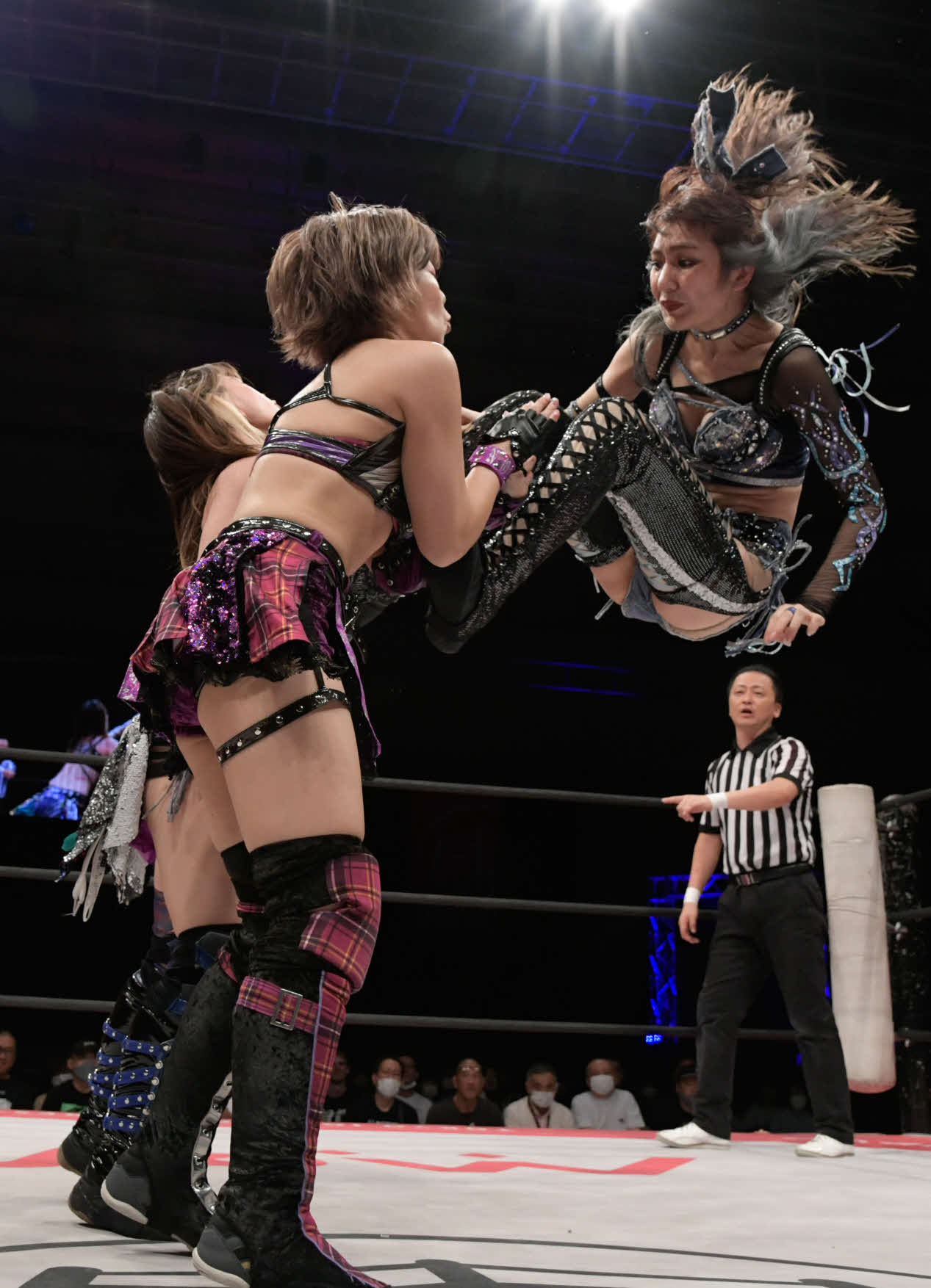 東京女子プロレス名古屋大会　角田奈穂（手前）と乃蒼ヒカリに蹴りを入れる上福ゆき（東京女子プロレス提供）
