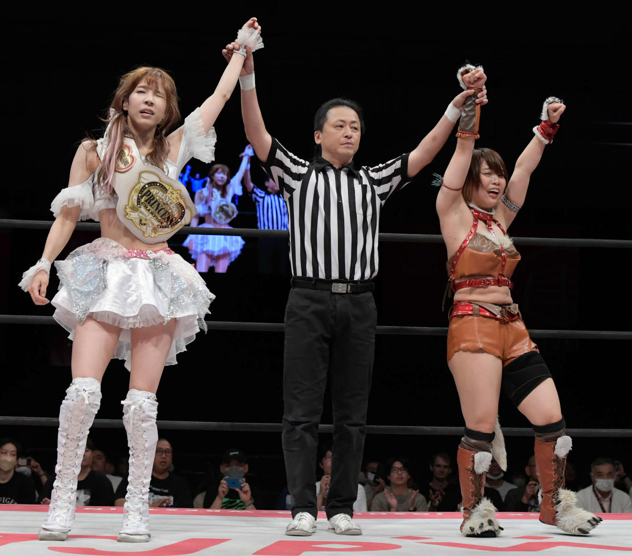 東京女子プロレス名古屋大会　試合に勝利した瑞希（左）、中島翔子（右）組（東京女子プロレス提供）