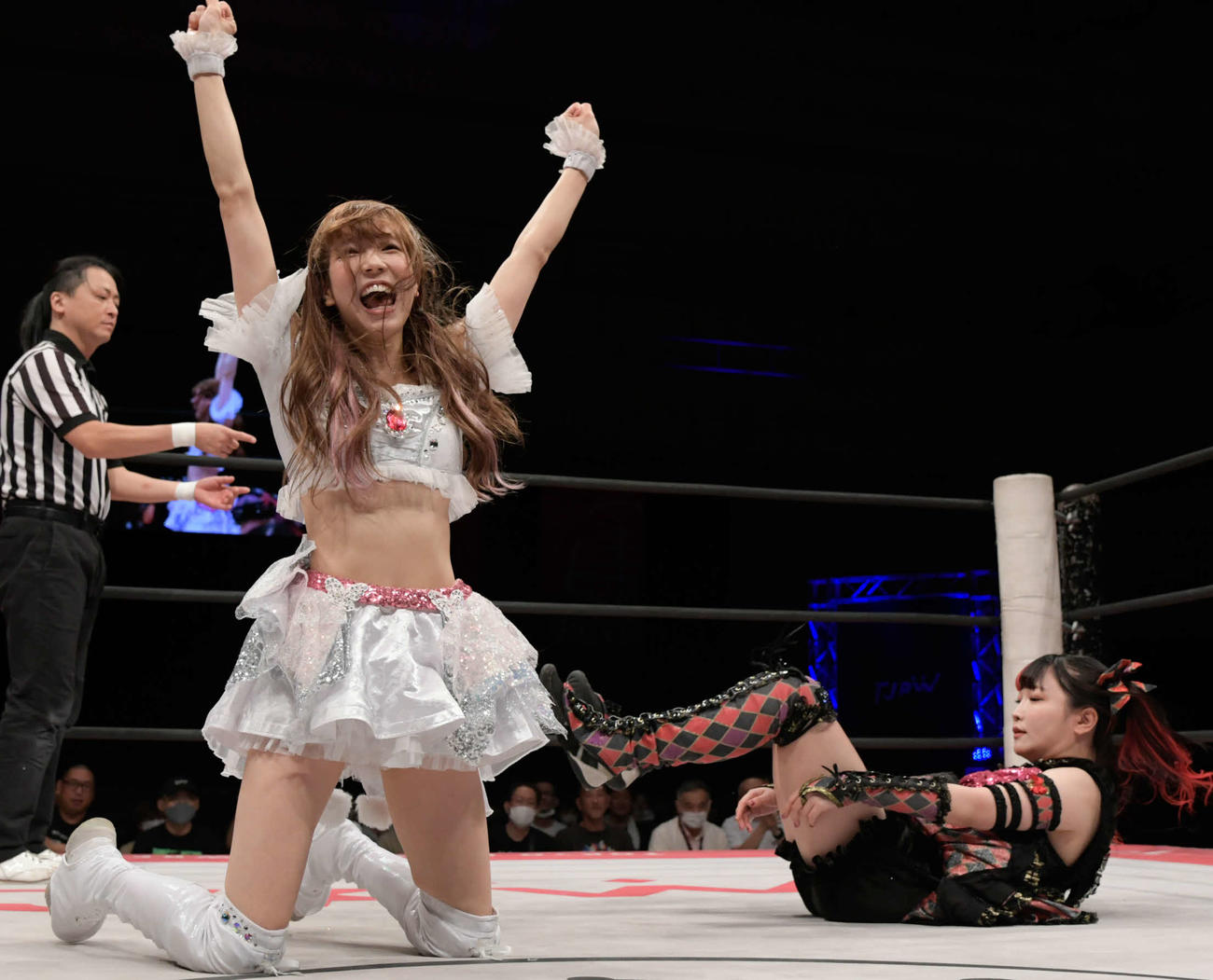東京女子プロレス名古屋大会　伊藤麻希に攻撃を仕掛け、笑顔を見せる瑞希（東京女子プロレス提供）