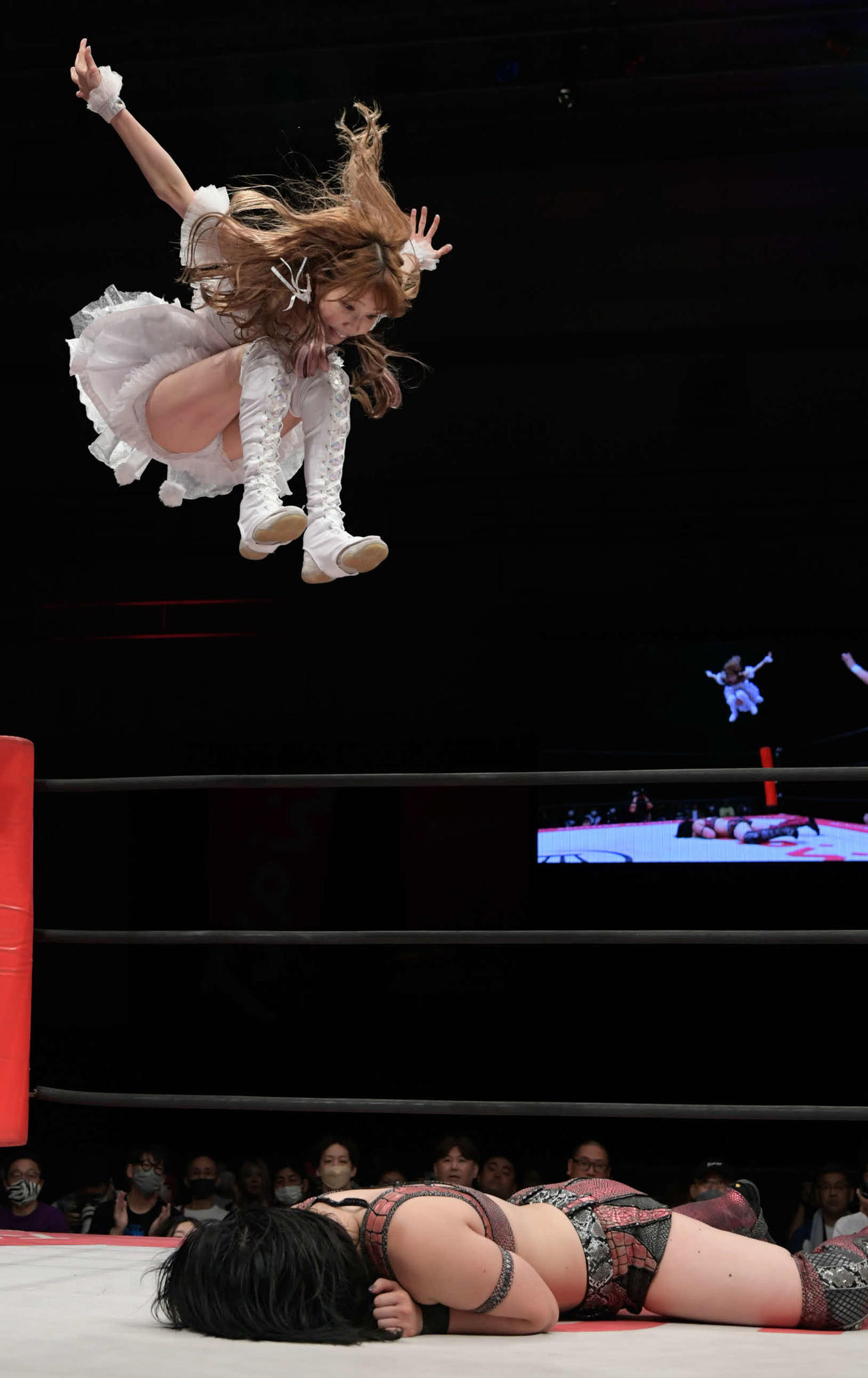 東京女子プロレス名古屋大会　山下実優にダイビングフットスタンプを決める瑞希（東京女子プロレス提供）