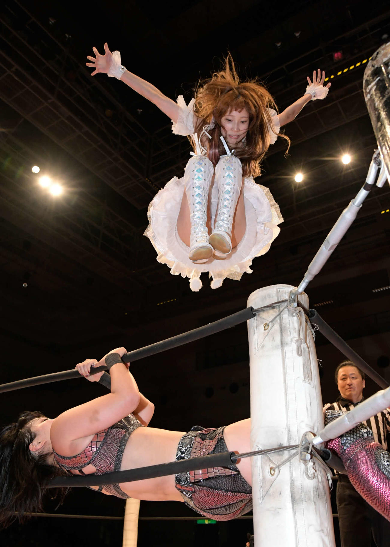 東京女子プロレス名古屋大会　山下実優にフットスタンプを決める瑞希（東京女子プロレス提供）