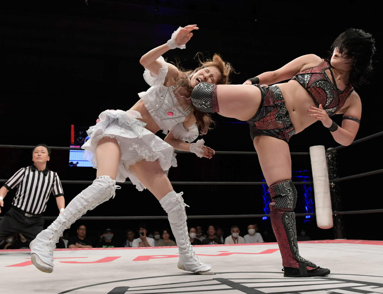 東京女子プロレス名古屋大会　瑞希（左）に膝蹴りを浴びせる山下実優（東京女子プロレス提供）