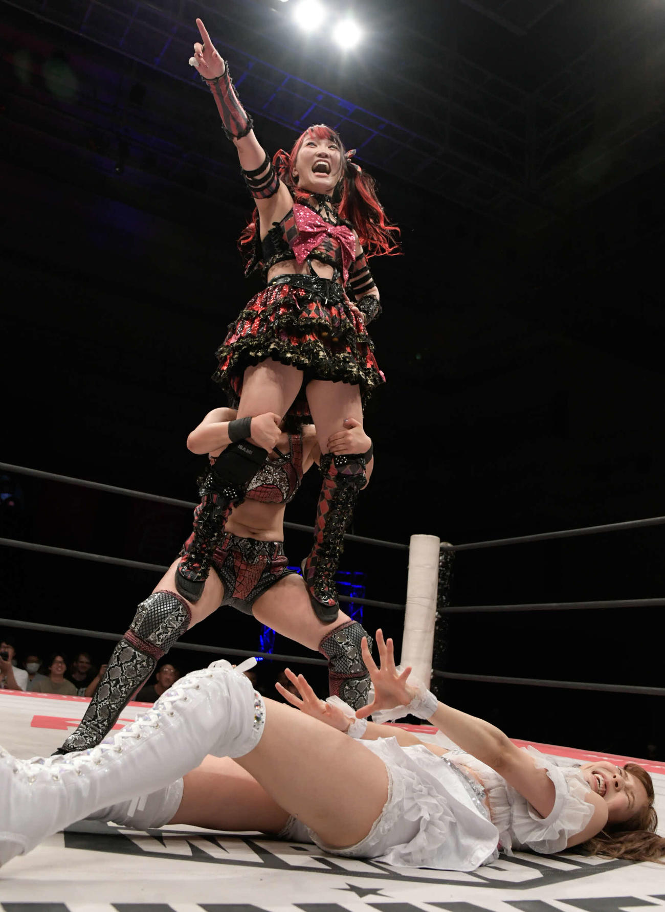 東京女子プロレス名古屋大会　リングに横たわる瑞希に攻撃を仕掛ける伊藤麻希（東京女子プロレス提供）