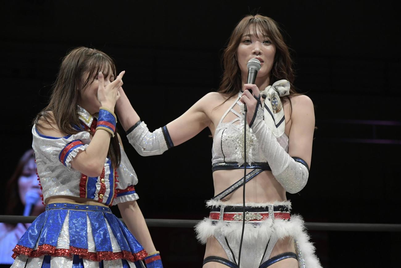 東京女子プロレス名古屋大会　涙の荒井優希（左）を慰める赤井沙希（東京女子プロレス提供）