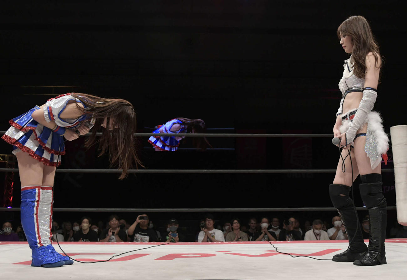 東京女子プロレス名古屋大会　試合に勝利した荒井優希（左）は赤井沙希にシングルマッチをお願いする（東京女子プロレス提供）