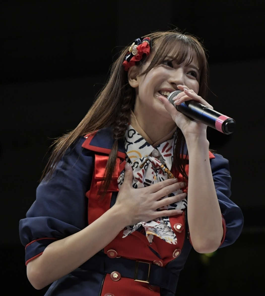 東京女子プロレス名古屋大会　試合前に歌を披露した荒井優希（東京女子プロレス提供）