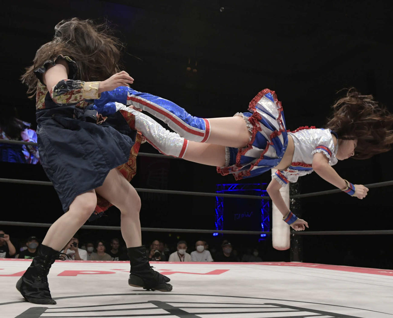東京女子プロレス名古屋大会　宮本もかにドロップキックを浴びせる荒井優希（東京女子プロレス提供）