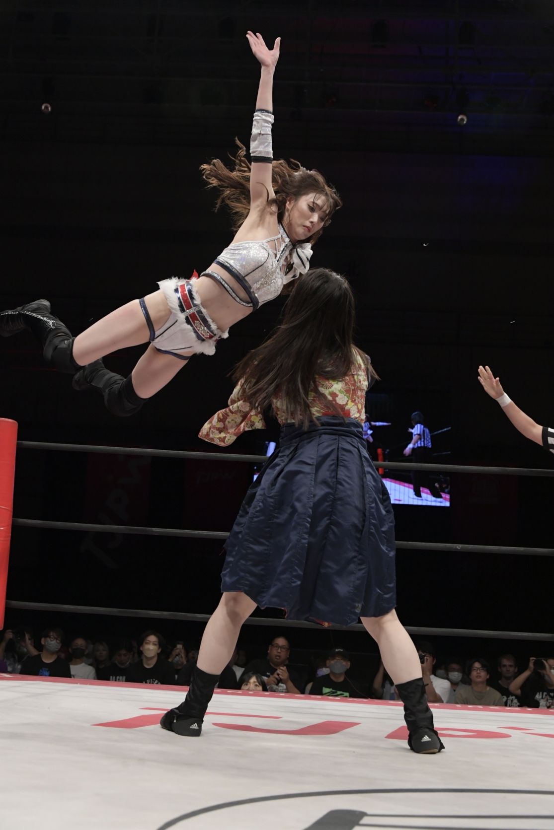 東京女子プロレス名古屋大会　宮本もかに飛びかかる赤井沙希（東京女子プロレス提供）