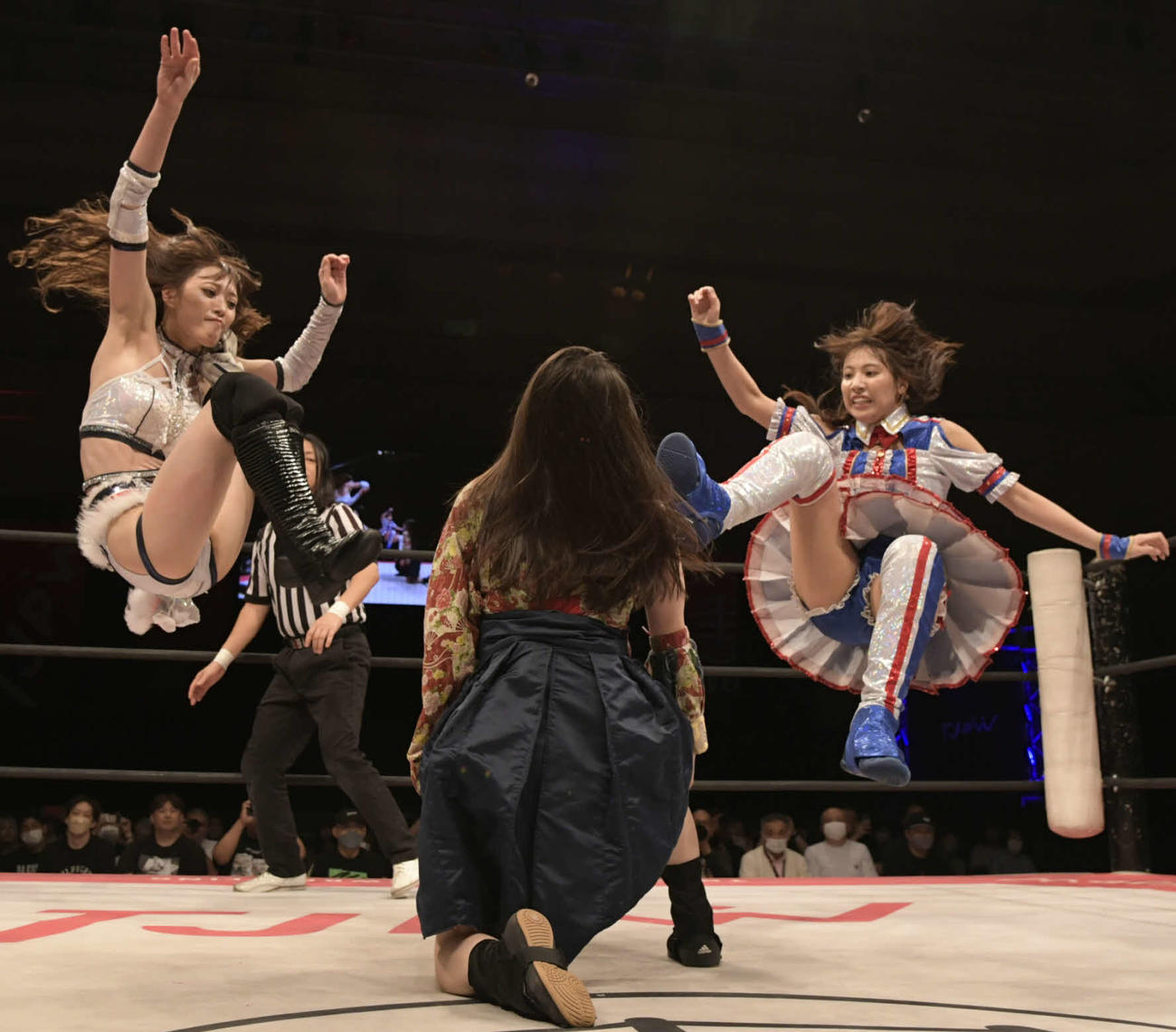 東京女子プロレス名古屋大会　試合に勝利した荒井優希（右）、赤井沙希（左）は宮本もかにダブル新人賞を決める（東京女子プロレス提供）