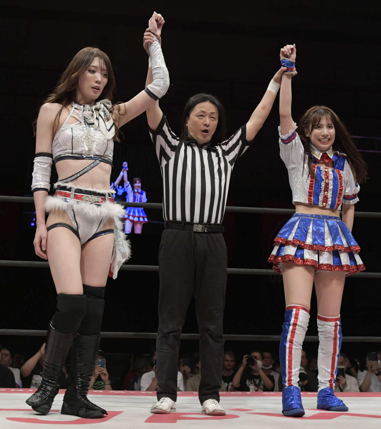 東京女子プロレス名古屋大会　試合に勝利した赤井沙希（左）、荒井優希組（東京女子プロレス提供）