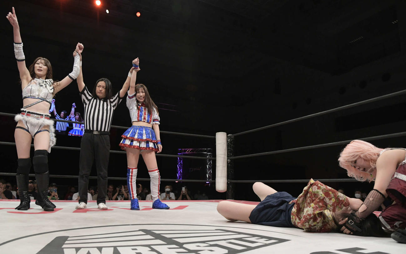 東京女子プロレス名古屋大会　試合に勝利した赤井沙希（左）、荒井優希組。右は敗れた宮本もか、愛野ユキ組（東京女子プロレス提供）