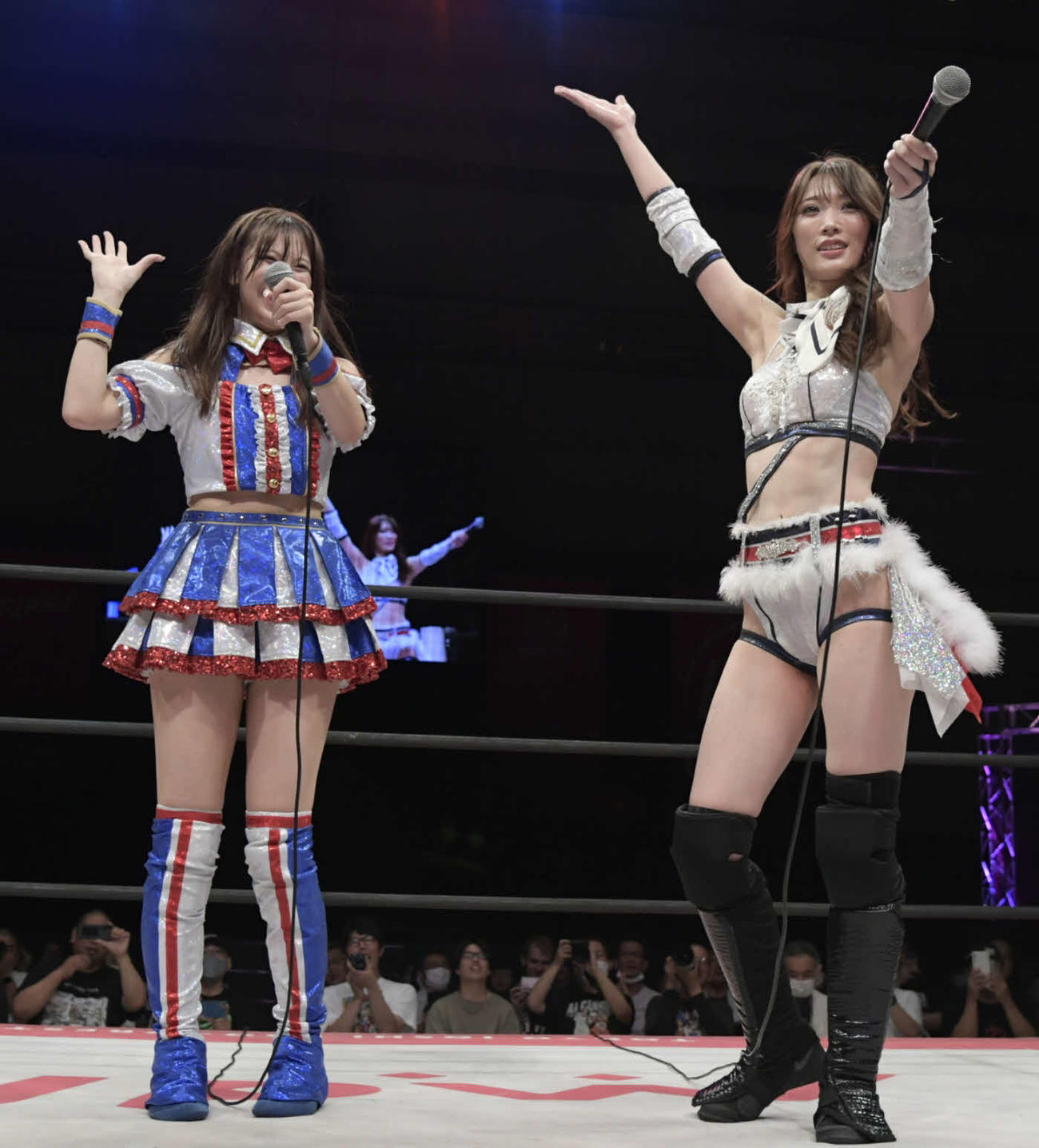 東京女子プロレス名古屋大会　試合に勝利した荒井優希（左）、赤井沙希組（東京女子プロレス提供）