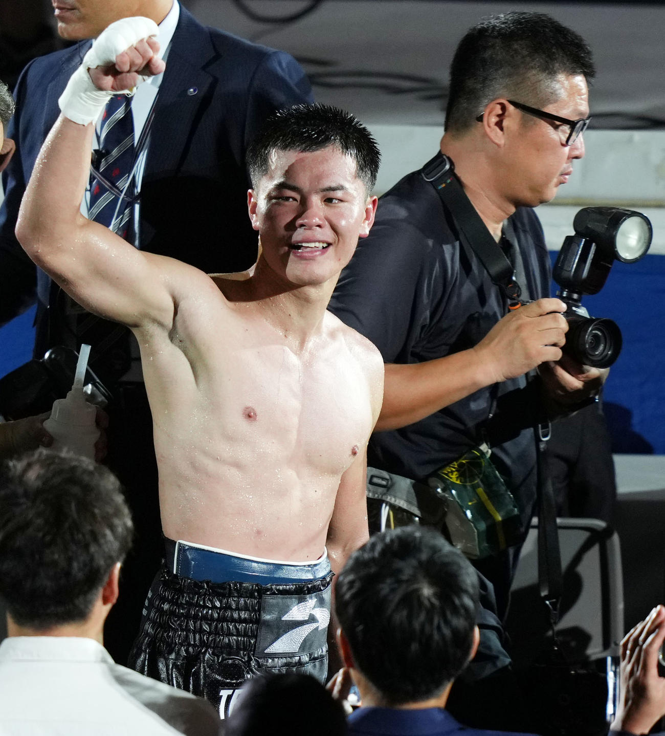 試合を終え声援に応える那須川（撮影・横山健太）