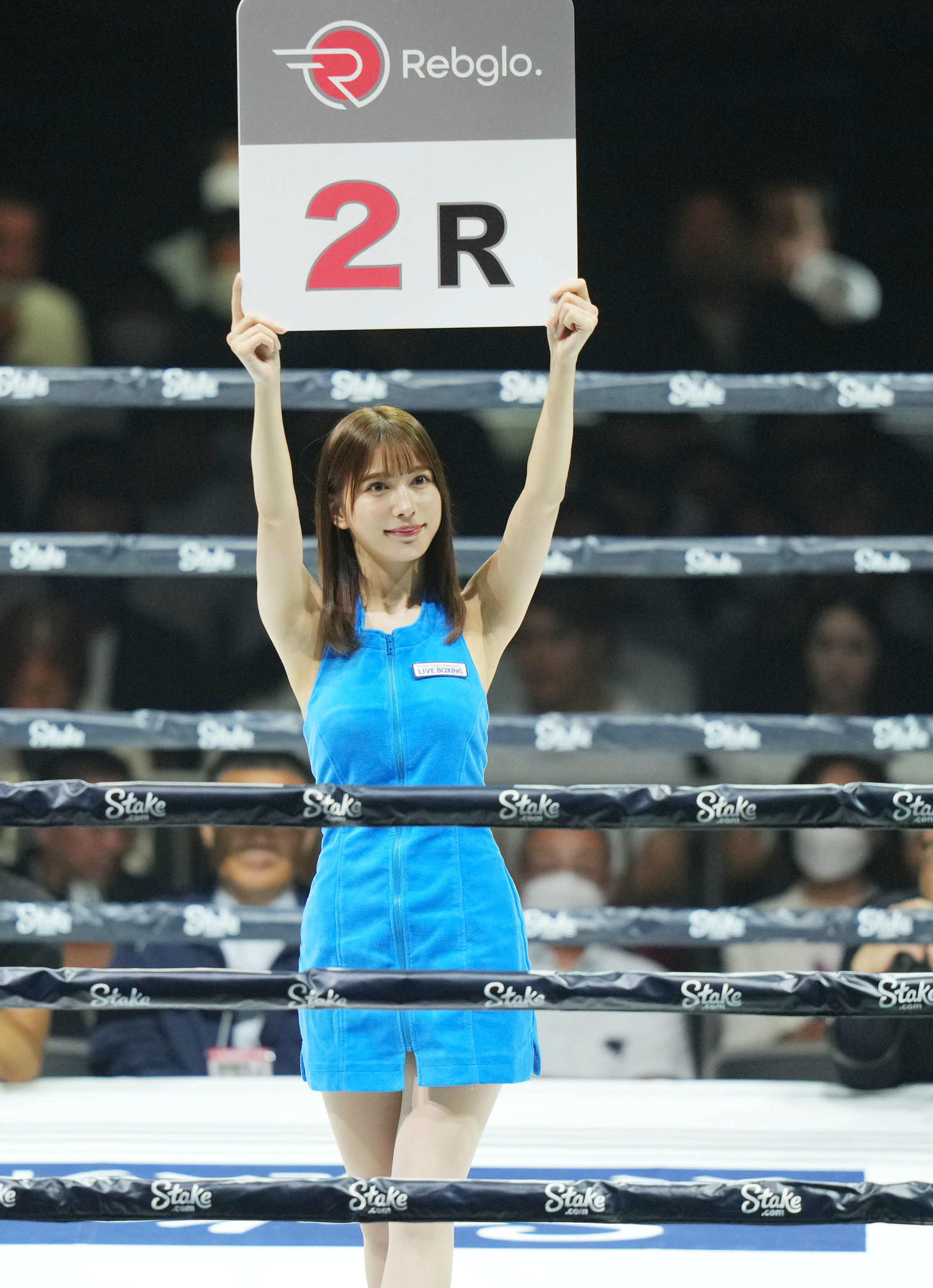 ラウンドガールを務める雪平莉左（撮影・横山健太）