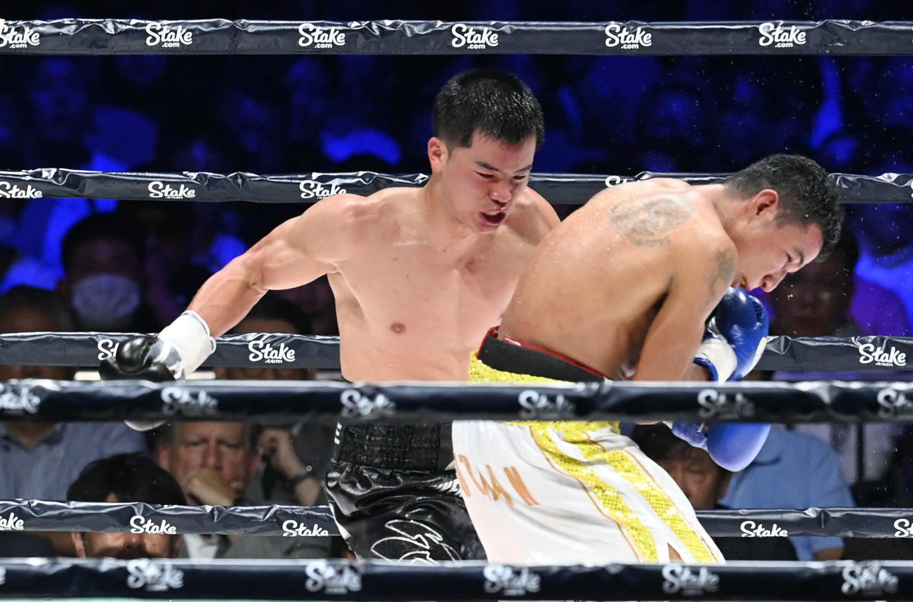 8回、那須川はグスマンに右ボディーを打ち込む（撮影・山崎安昭）