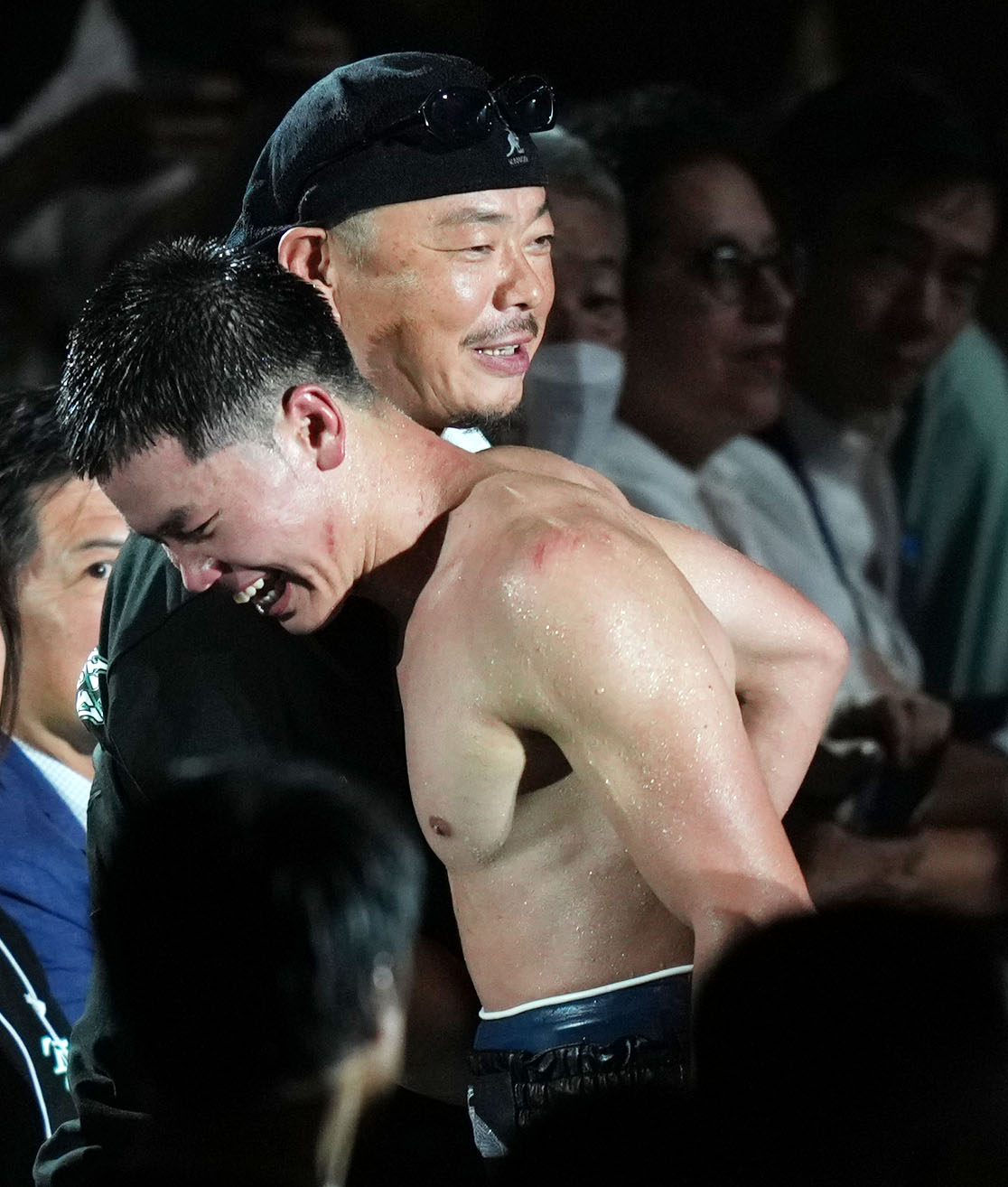 那須川天心対ルイス・グスマン　試合後、父の弘幸さん（右）と抱き合う那須川（撮影・横山健太）