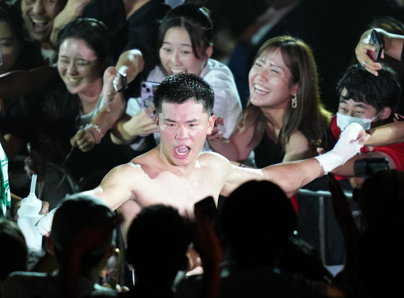 試合後、花道で声援に応える那須川（撮影・横山健太）