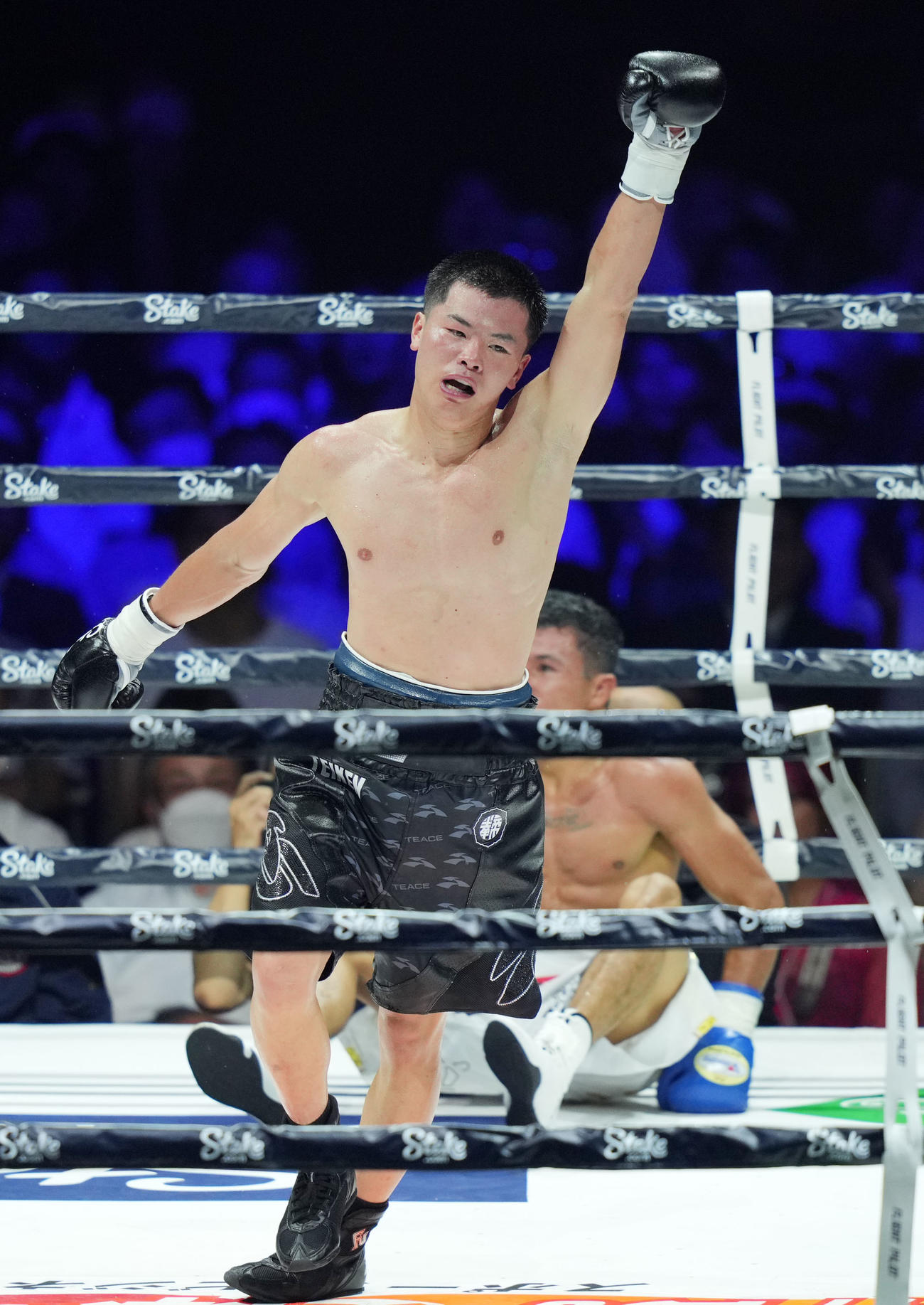 8回を終え拳を突き上げる那須（撮影・横山健太）