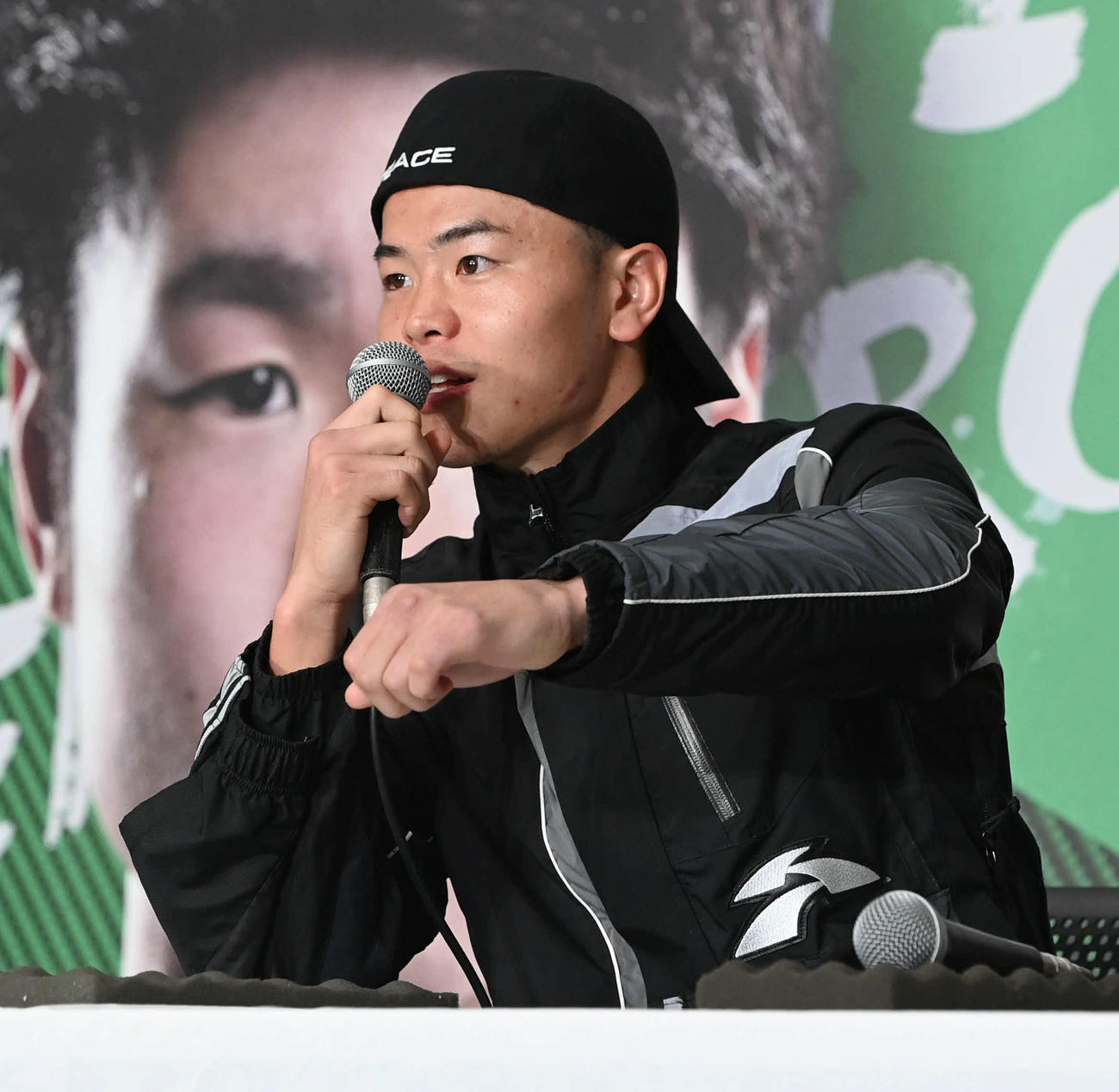 痛めた左手を突き出しながら試合を振り返るす那須川（撮影・山崎安昭）
